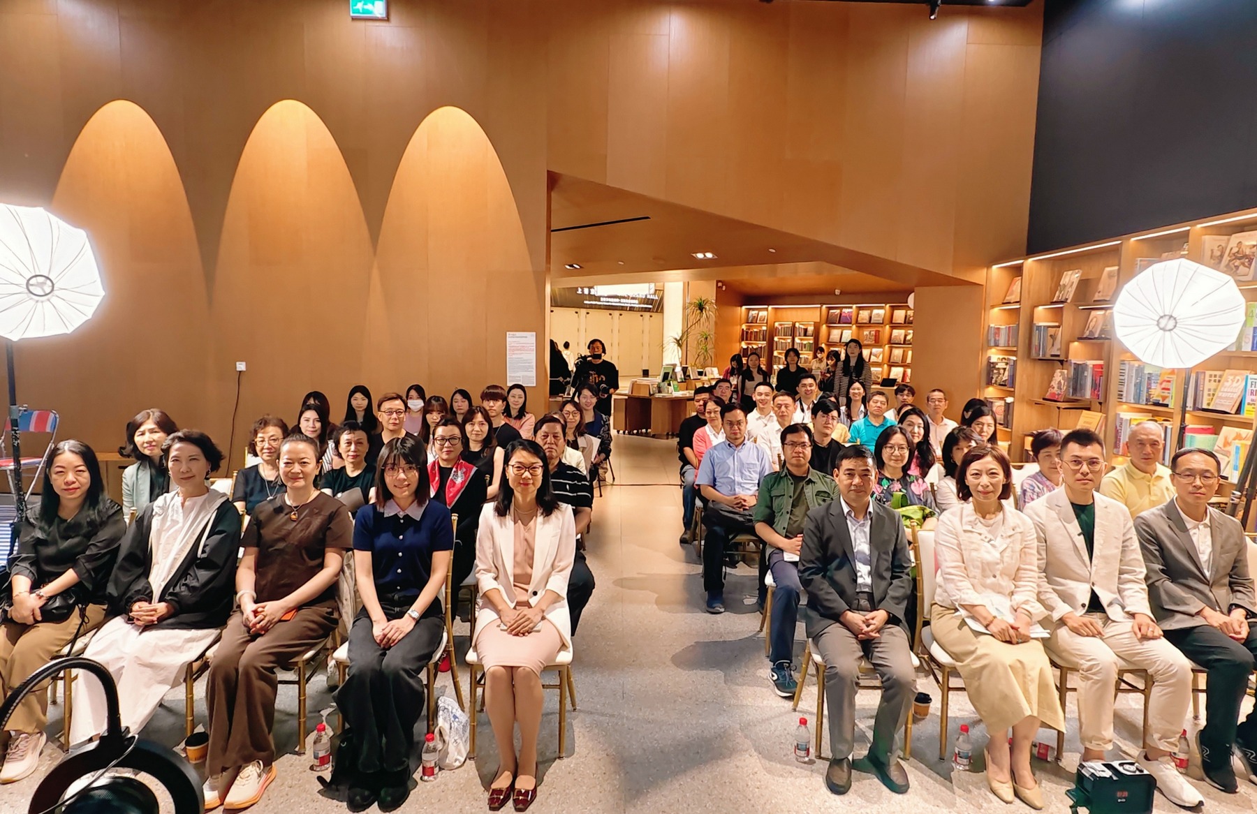 出席活動的嘉賓與讀書會核心成員、閱讀達人及青年代表等合照留念