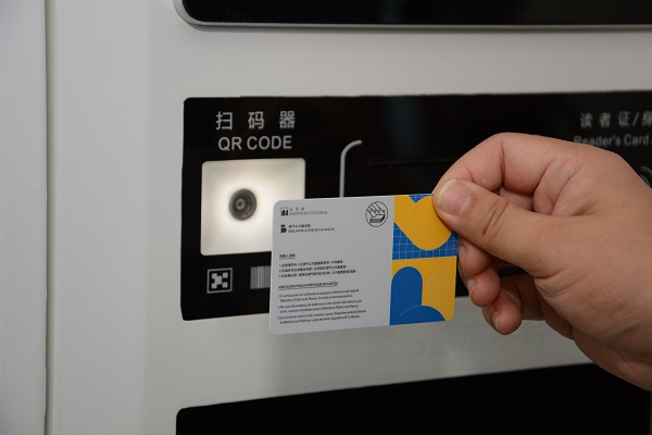 只需於書櫃掃瞄公共圖書館讀者證的條By scanning the barcode on their public library reader's card at the locker, students can retrieve their reserved books there.