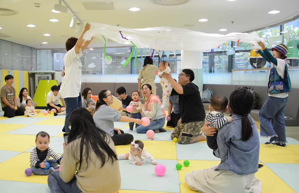 The workshops adopt interaction to make picture books “alive” as a medium for parent-child play.