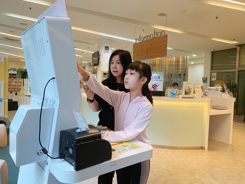 Charlie Yang affirms the activity in which her daughter is cultivating reading habits