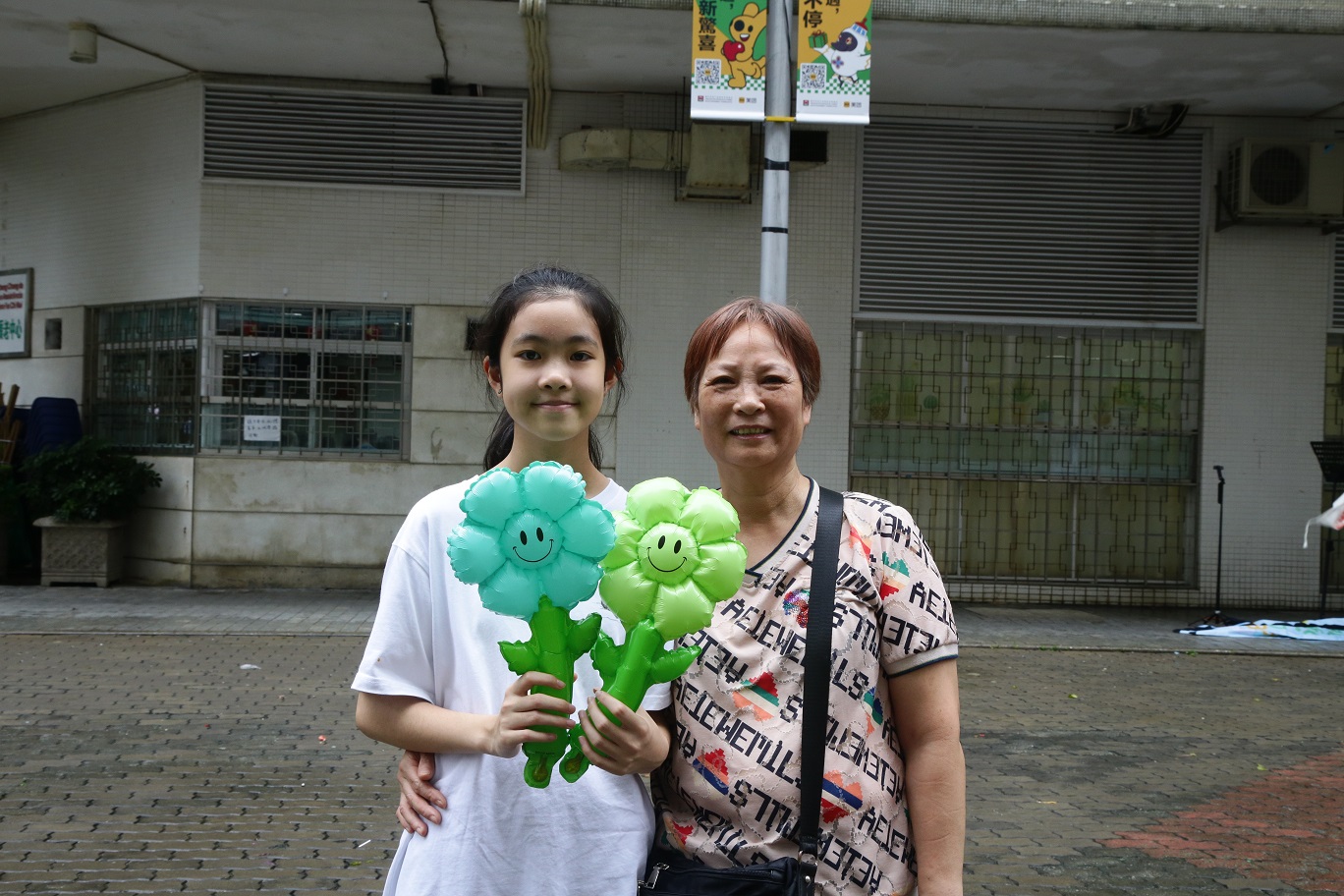 市民区女士和孙女一同参与快闪活动，她认为活动有趣，能够引发年轻一辈阅读兴趣，是一个非常有意义的活动。