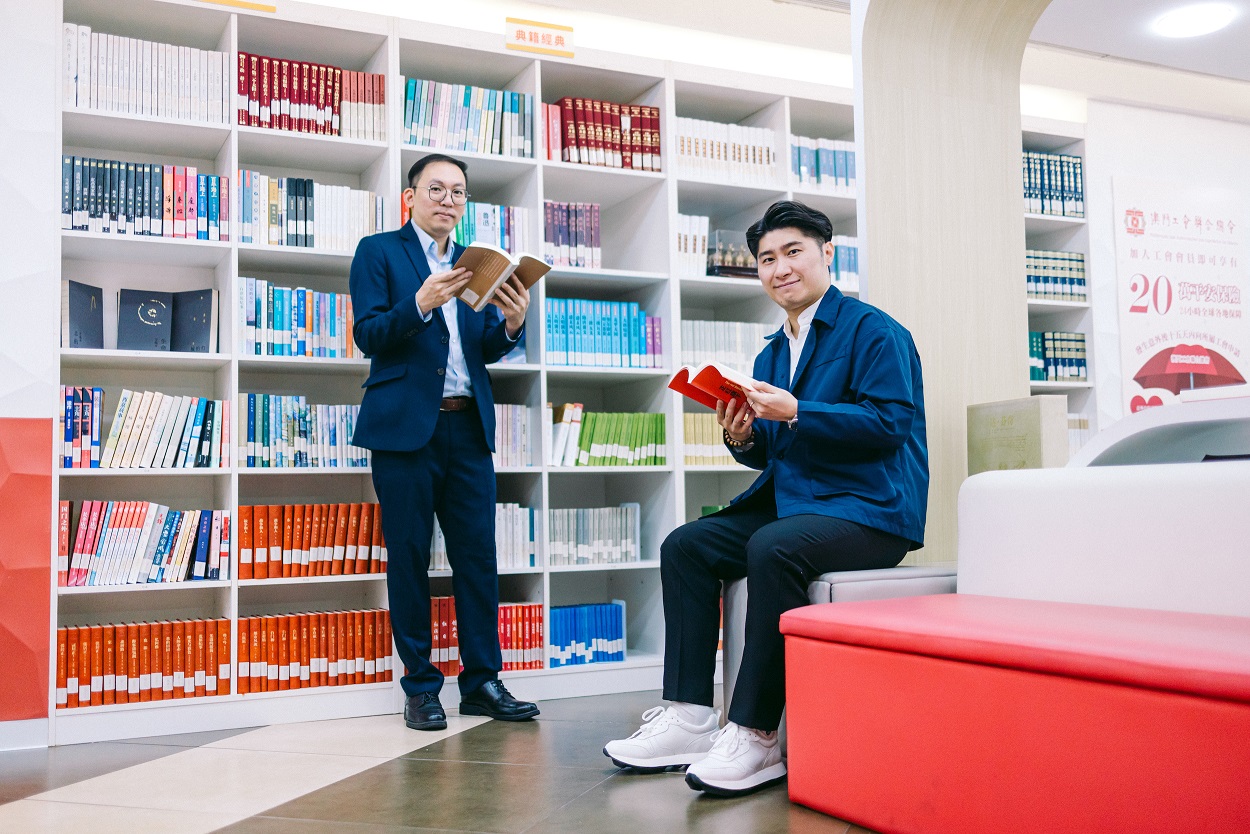 工联总会副秘书长兼职工书屋项目负责人林翔宇(左)与书屋店长方楚豪（右）期望未来能拓展更多活动，为职工市民带来更好体验。