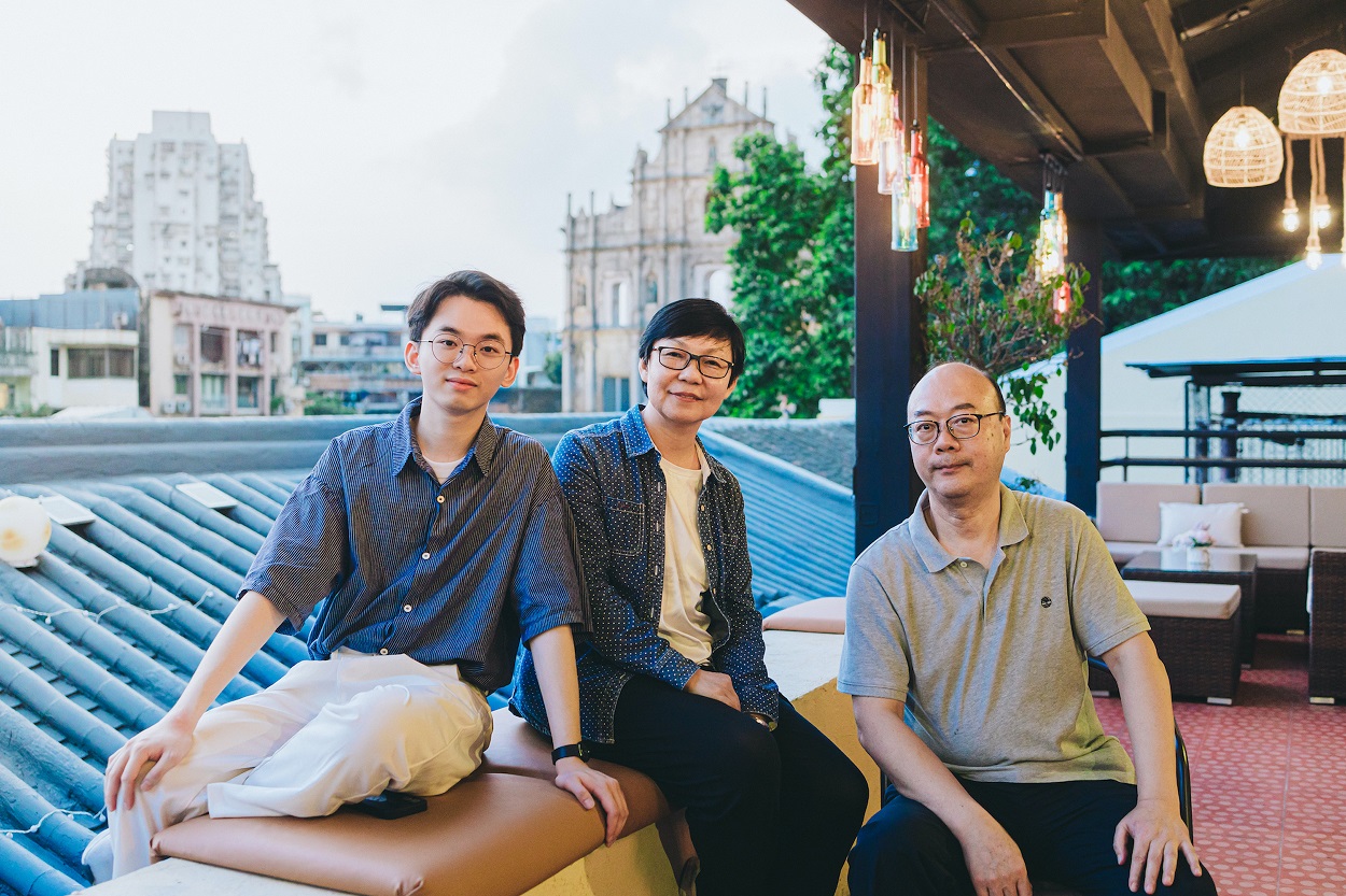 澳门笔会理事长廖子馨（中）、青年作家兼活动策划人甘远来（左）和澳门酒荟老闆Derek（右），谈谈此系列活动的合作契机。