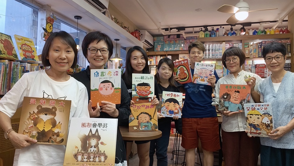 咖啡绘本读书会每月一次的主题活动，是大家分享阅读乐趣的平台。