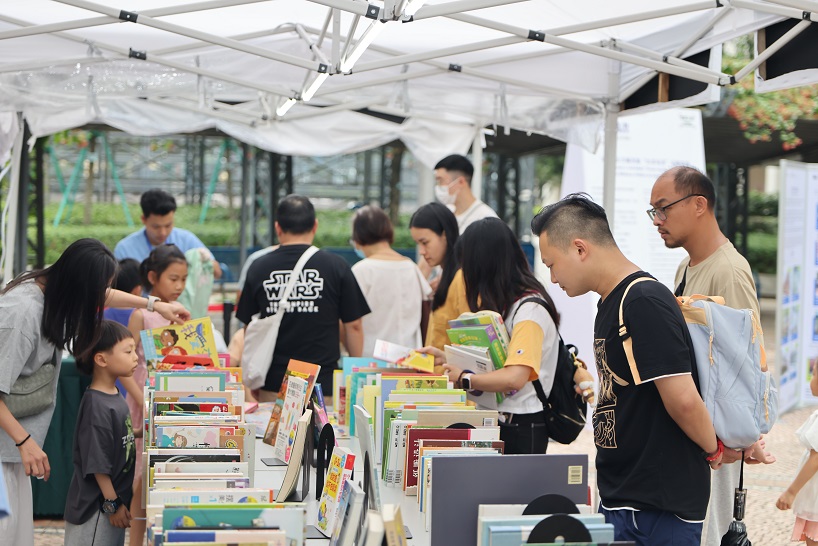 不少市民特意背包前來交換書籍