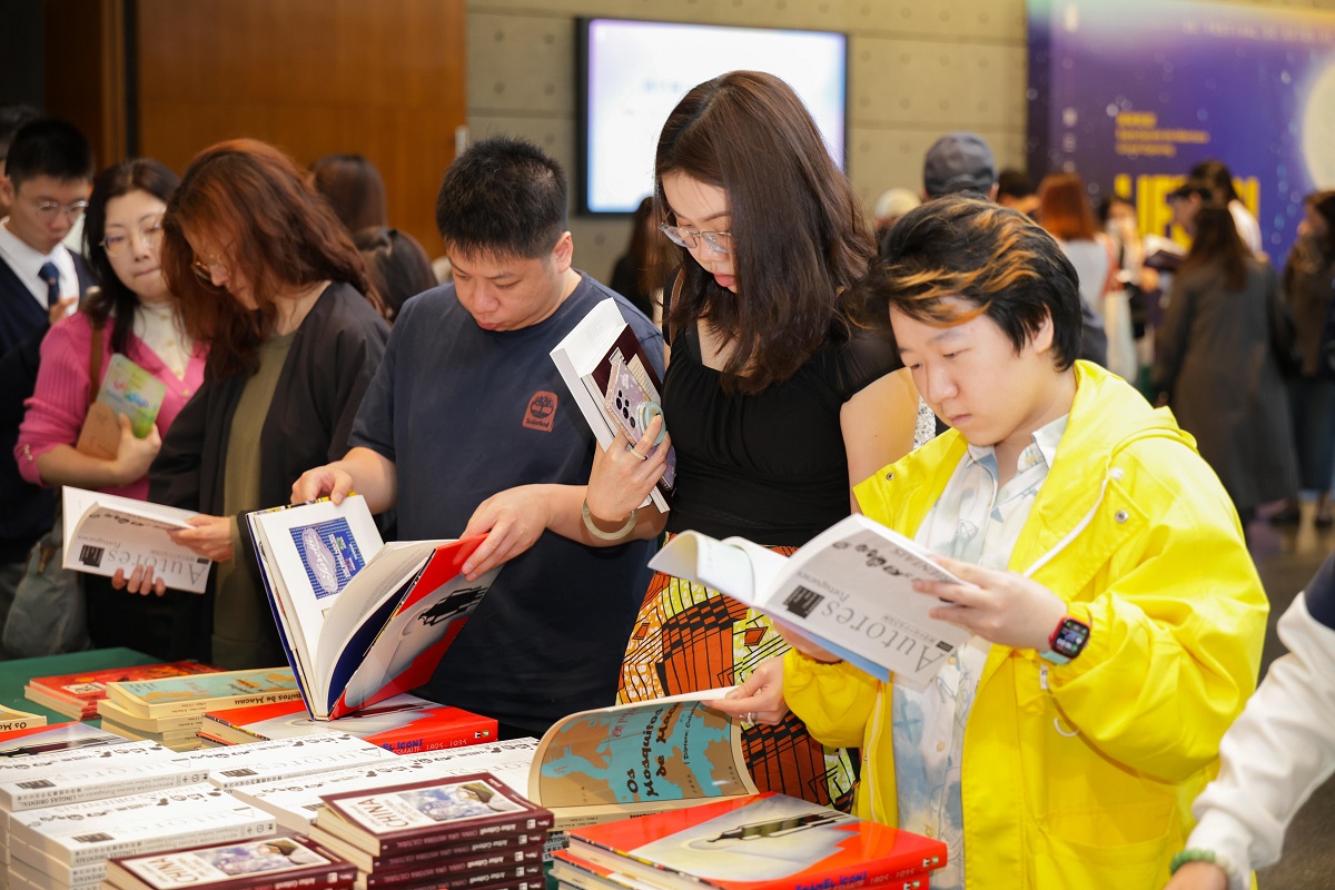 市民正在挑選心儀的文化局出版品
