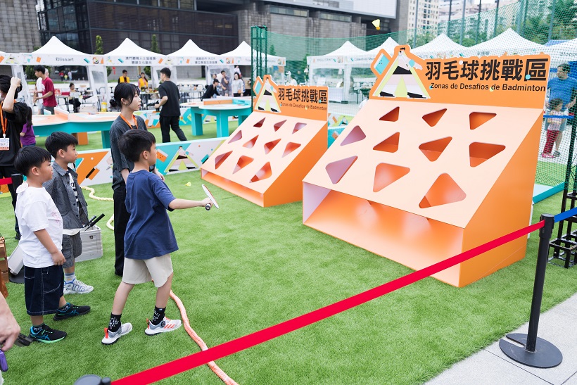 小朋友們閱讀書籍後便可參與羽毛球挑戰