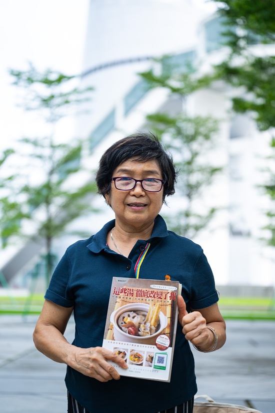   	戴小姐當天陪同孫子前往科學館遊玩，途中祖孫倆被圖書車吸引。她對圖書車的貼心設計印象深刻——書桌搭配露營椅，讓戶外閱讀也能很愜意。戴小姐喜愛閱讀養生與生活類書籍，她手捧着一本湯譜，笑言希望學習幾款湯的製作方法，讓家人一同品嚐。戴小姐表示，如果住處附近有圖書車活動，她樂意專程前往參與。她亦希望政府能在社區設置一些海報宣傳，讓不熟悉互聯網的人士都能輕鬆掌握活動資訊。