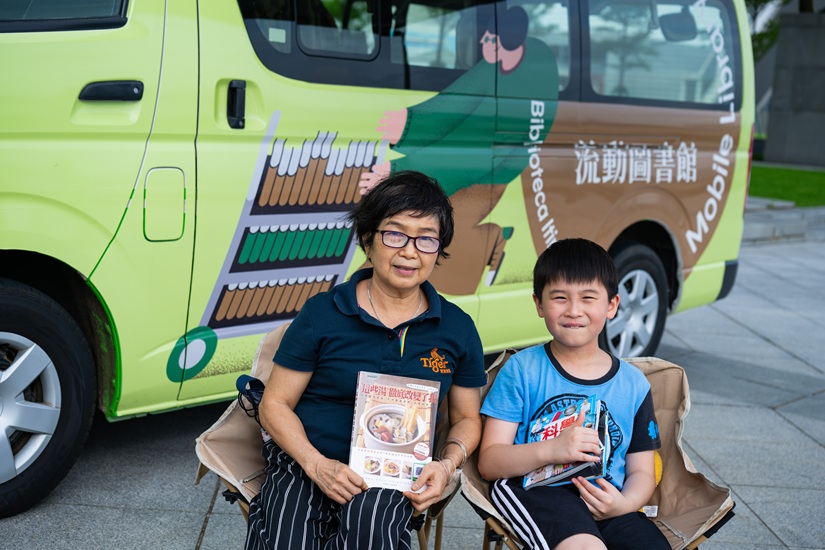   	戴小姐當天陪同孫子前往科學館遊玩，途中祖孫倆被圖書車吸引。她對圖書車的貼心設計印象深刻——書桌搭配露營椅，讓戶外閱讀也能很愜意。戴小姐喜愛閱讀養生與生活類書籍，她手捧着一本湯譜，笑言希望學習幾款湯的製作方法，讓家人一同品嚐。戴小姐表示，如果住處附近有圖書車活動，她樂意專程前往參與。她亦希望政府能在社區設置一些海報宣傳，讓不熟悉互聯網的人士都能輕鬆掌握活動資訊。