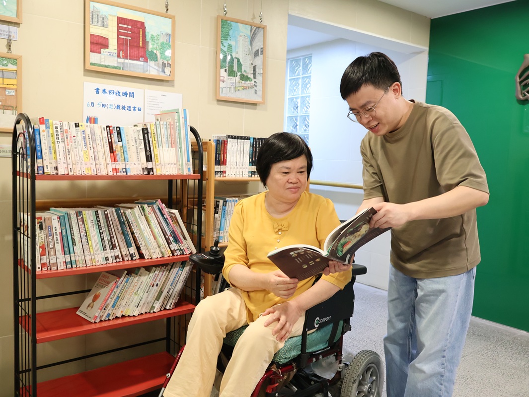 廖健彤與學員一同閱讀