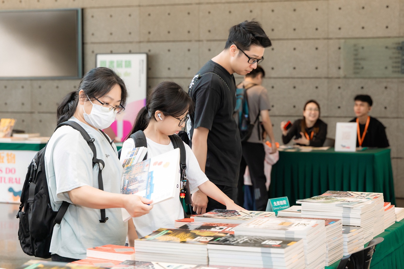 文化中心大堂設有“文化局出版物展銷”及“派發文化局早期出版物”攤位，供市民挑選心儀讀物