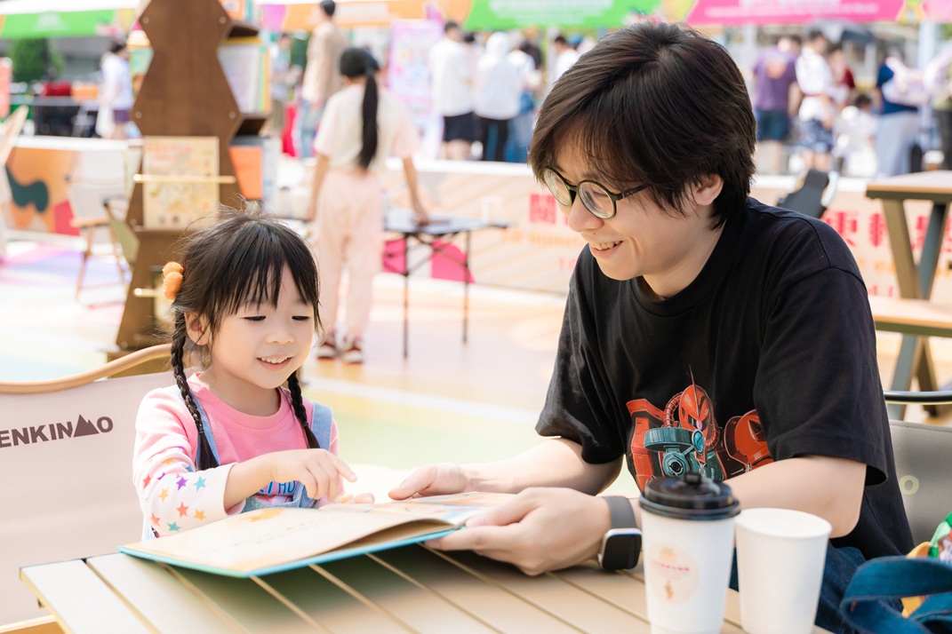 戶外特設“閱讀10分鐘”體驗區，市民在體驗區完成閱讀，可免費獲取咖啡或飲品一杯