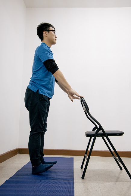 踮脚尖与抬脚跟:各20次