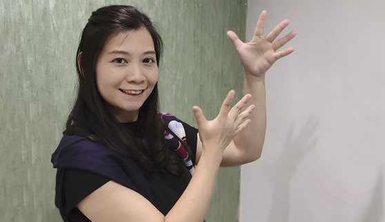 手藝工作室的創辦人麥月珍利用手語“講”故事。