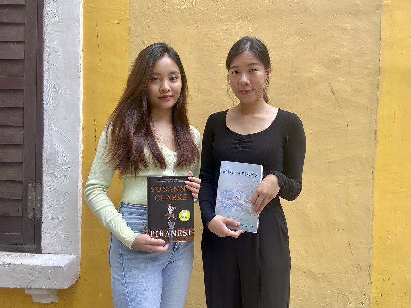 BOOK UPS CLUB 書偶社創辦人張嘉兒（左）和蘇熙婷在戶外舉辦讀書會。 