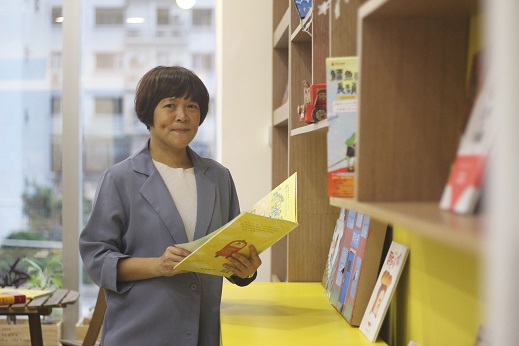 鞠智繪本教育中心創辦人黃國娟認為閱讀應從小培養。