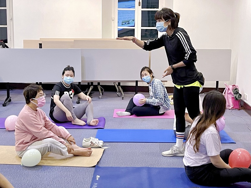 Pang Chi Man instructed the participants on the training methods to strengthen the pelvic floor muscles.