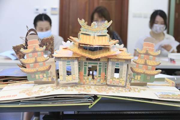Mira Lao is showing the libraries’ pop-up book collections to participants.
