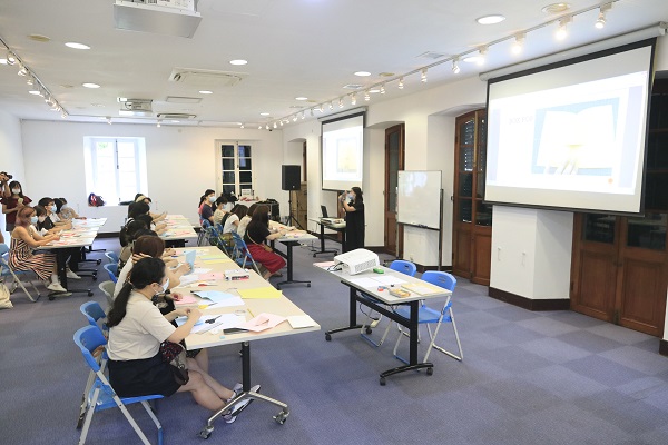 Participants are making their own pop-up books attentively.