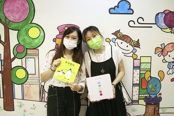 As instrutoras da oficina Cita Kwong (direita) e Miracle Choi estimula os pais interagir mais com seus filhos para que eles possam conhecer o mundo através do toque.