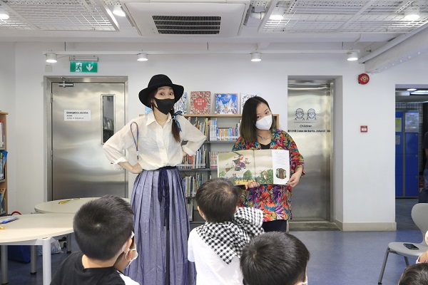 In 2022, the “Reading Promotes Growth” parent-child reading promotion activity spent the Mid-Autumn Festival with parents and children through the interpretation of English picture books.