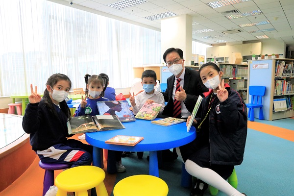高錦輝校長（右二）認為，把閱讀空間由學校延伸至公共圖書館，青少年能獲得多樣化的閱讀體驗。