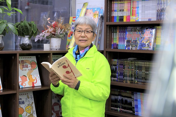 Chairman Chan In Wa suggested that adults should first read books that are closely related to themselves and feel the joy of applying what they have learned in their real life.