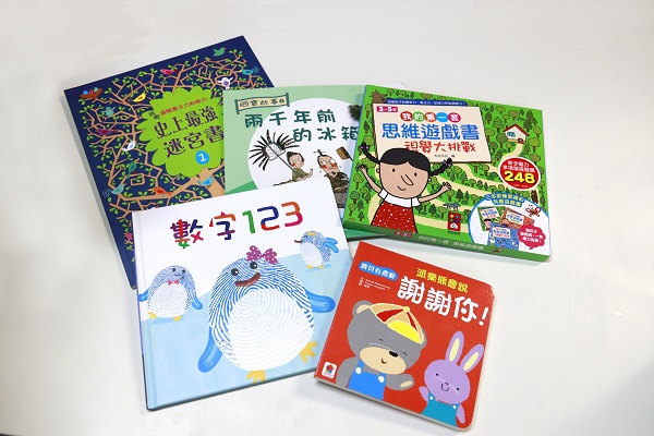 In addition to covering books for different age groups, each Reading Pack of “Toddler Reading Reward Programme” also includes different books! (The above are some of the books from the pack)