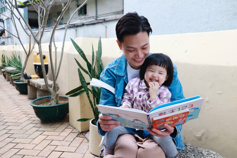 文化局公共圖書館為親子共讀量身打造的“嬰幼兒閱讀有禮計劃”，讓孩子在閱讀中成長！