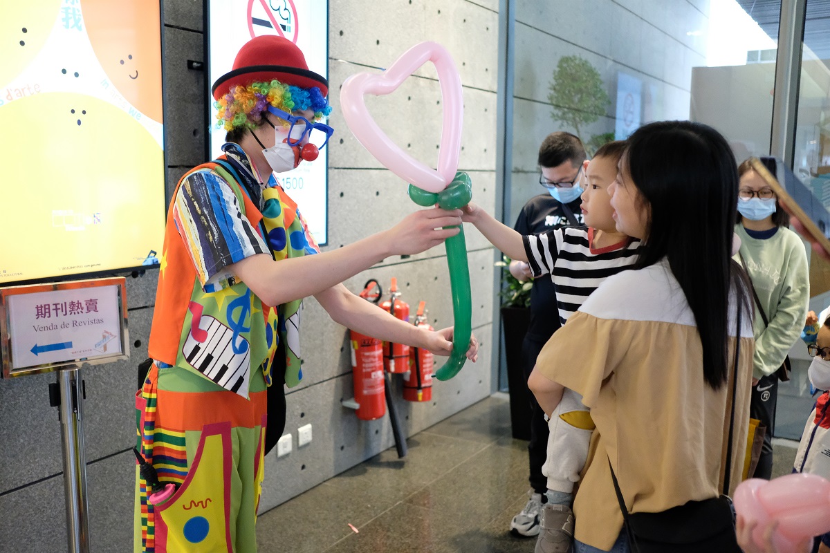 小丑用不同形狀顏色的氣球扭出各種造型，大人小朋友不亦悅乎！
